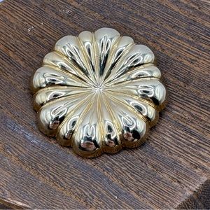 Jeri -Lou vintage scarf clip gold tone flower